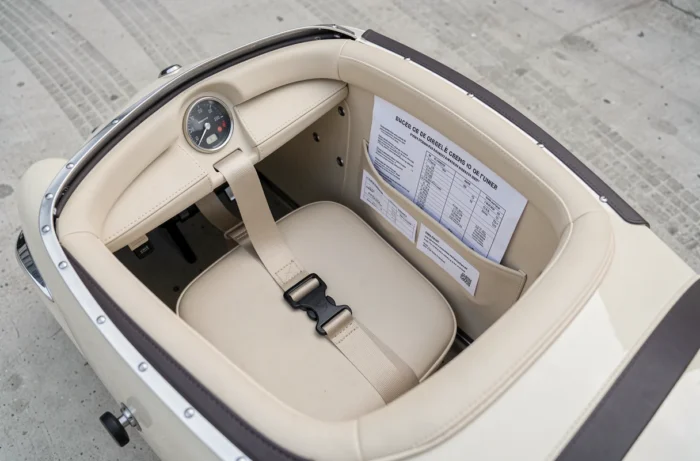 Intérieur détaillé d'un side-car avec harnais et réglementation française sur le nombre de passagers